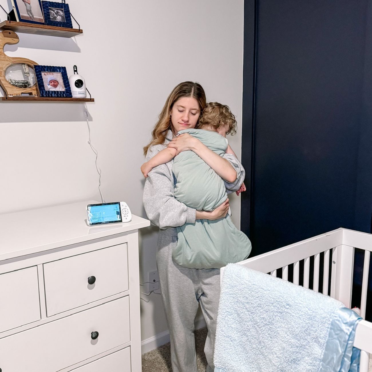 Babysense MaxView PRO: Video Babyphone mit 2 Kameras, ohne WLAN, Split-Screen, Nachtlicht & Soundmaschine