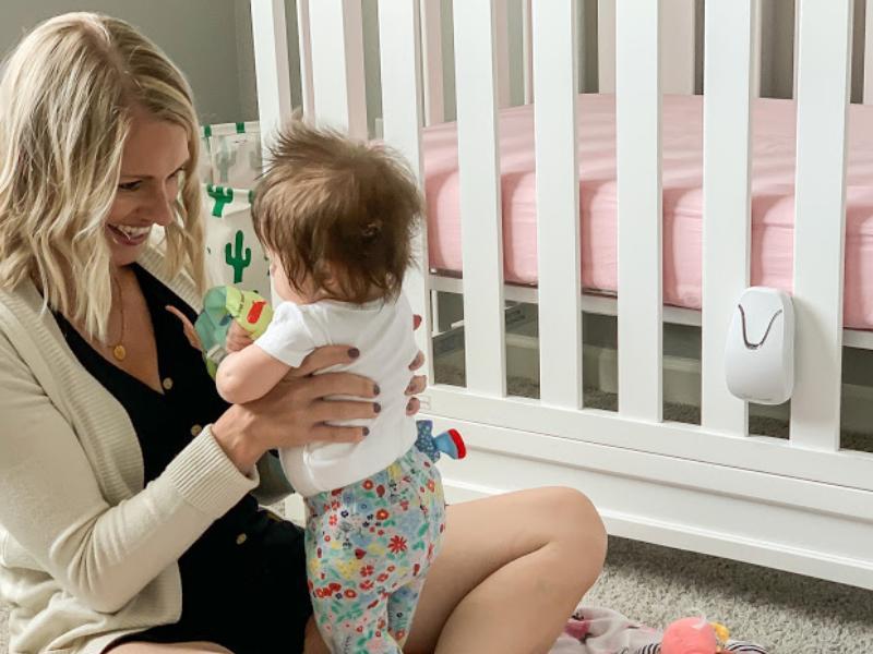 Babysense 7 & V24R: Video-Babyphone mit 2,4"-Bildschirm & Medizinisch Zertifiziertem Atemmonitor – Echtzeit-Warnungen bei Atemaussetzern, Kontaktlos, 2-in-1 Bundle