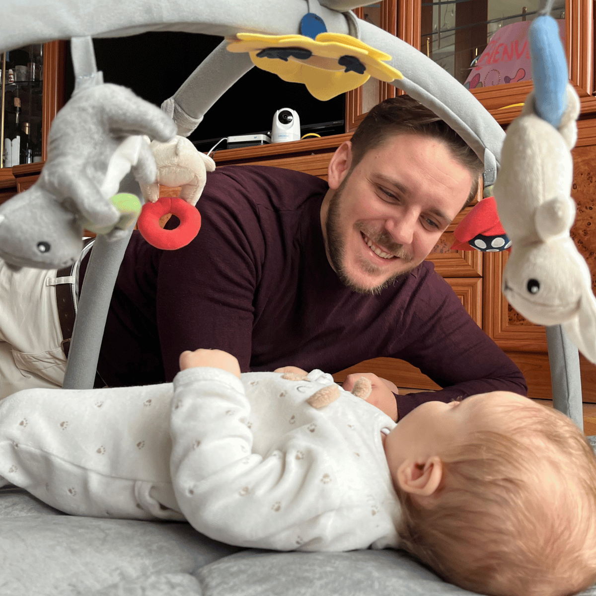 Babysense 2-in-1 Überwachungsset: Video-Babyphone mit 2 Kameras, Split-Screen, Nachtlicht und Soundmaschine + Babyphone mit Echtzeit-Warnungen bei Atemaussetzern und Unregelmäßigkeiten für sicheren Schlaf